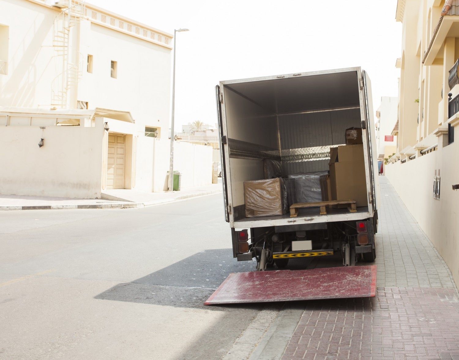 Advantages of Hiring Movers in UAE Advantages of Hiring Movers in UAE
